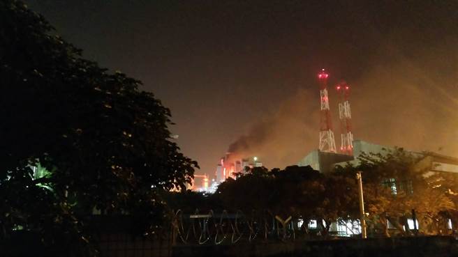 高雄林園信昌化工廠12日晚間起火，附近居民相當擔心，衝往廠區大門口急著了解狀況。（高市議員邱于軒提供）