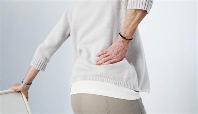 医师提醒，不明原因造成的慢性下背痛，必须找出引发疼痛的原因、对症下药，否则长时间使用护腰并无实质效用。（图片来源/shutterstock）