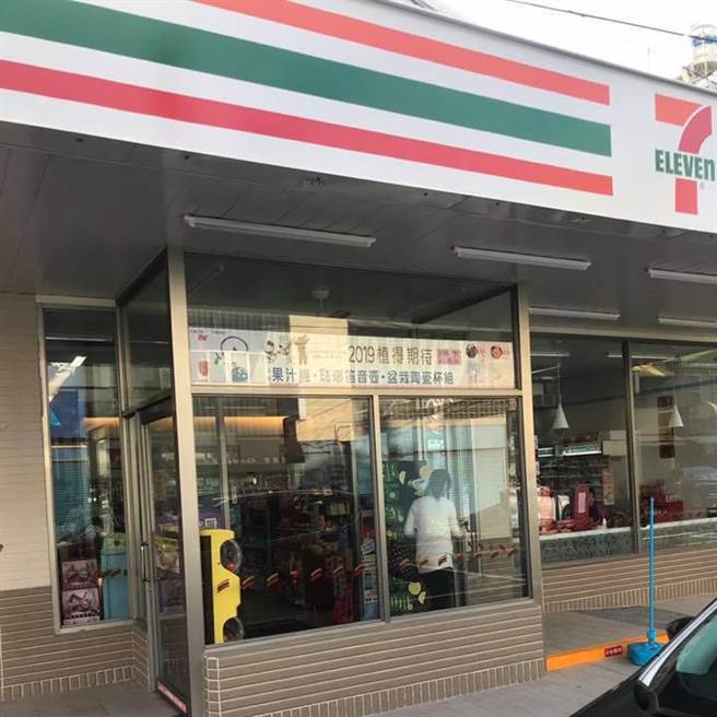 不只防抢！超商加装「玻璃亭」3大功用曝光（图／翻摄自脸书《爆废公社》）