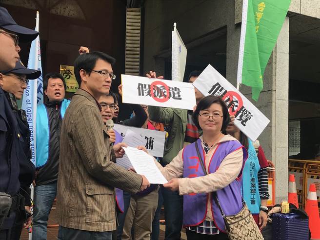 台灣勞動派遣產業工會今到勞動部抗議，理事長吳月霞（右）遞交陳情書。（王思慧攝）