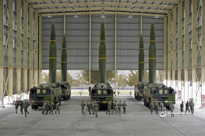中共火箭军公布多幅东风-16导弹训练图片，继日前东风-26导弹部队之后，接棒向美军示威。（图／环球网）