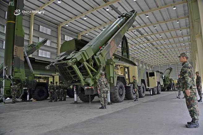 部署于大陆南部战区的东风-16弹道导弹部队。（图／环球网）