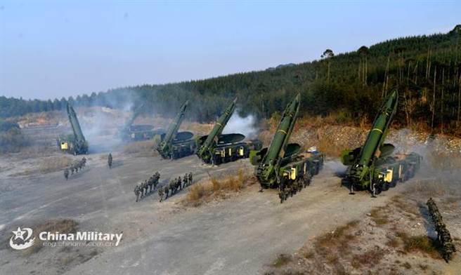 中共火箭军操演东风-16导弹。（图／环球网）