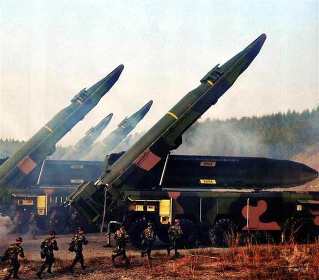 共军公布东风-16导弹部队训练图片。（图／环球网）