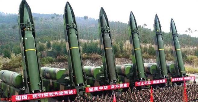 整排东风-16导弹加上标语与方阵，声势惊人。（图／环球网）