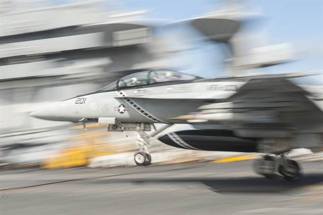 美国海军已开始依据新发展的各种技术设计航空母舰的第6代舰载机，预备在2030年代迎接新战机取代现有的F/A-18超级大黄蜂。图为目前美国航母使用最多的F/A-18在航母起飞瞬间。（图／美国海军）