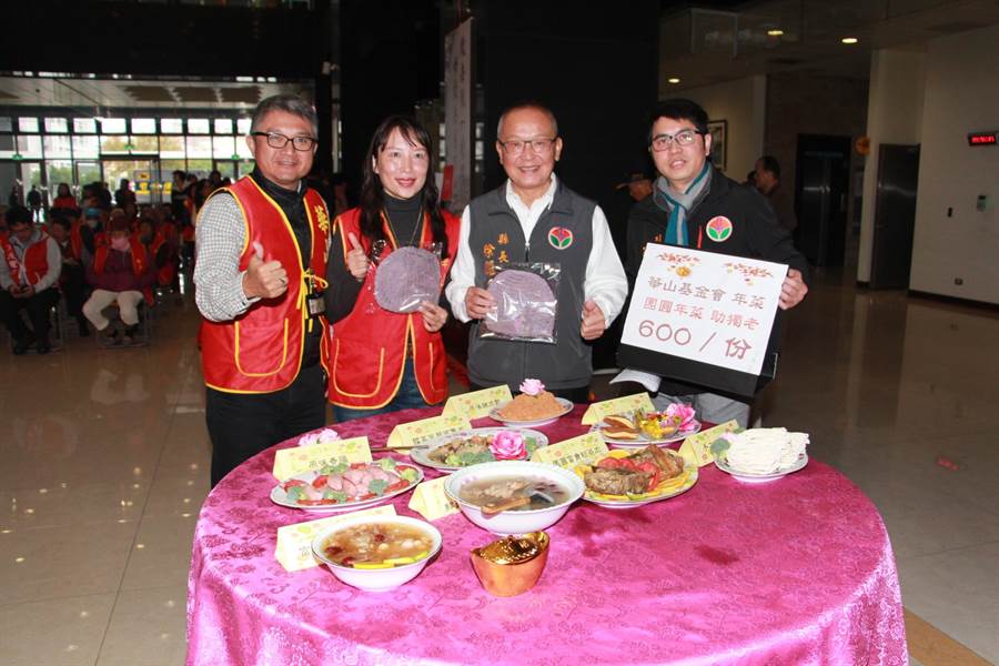 苗栗縣政府今年首度與華山基金會合作，贈送年菜給獨居老人，讓他們提前感受年節氣氛。（何冠嫻攝）