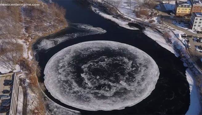 河上驚見91公尺自轉冰盤 居民嚇呆：外星人造的？(圖翻攝自youtube/NEWS CENTER Maine)