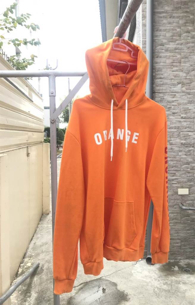 只要利用兩支衣架，就能輕鬆解決帽T惱人的晾曬問題。（圖／李珮雲攝）