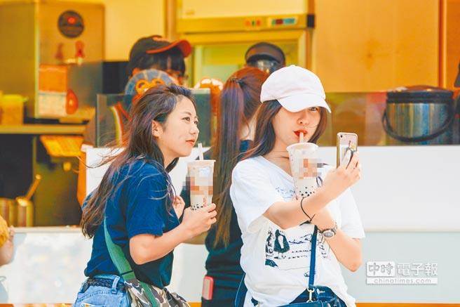 图为消费者购买手摇店饮品。（郭吉铨摄）