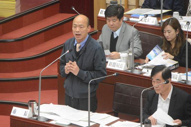 高雄市長韓國瑜17日備詢表示，凡是領高雄市府薪水的4萬8000名公務人員，都有接受議會監督的義務。（林宏聰攝）