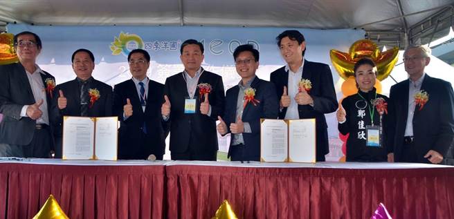 四季洋圃董事長張鈴宏(左二)與新加坡MEOD董事長王凱旋(右四)等人，共同完成合作備忘錄的簽署。