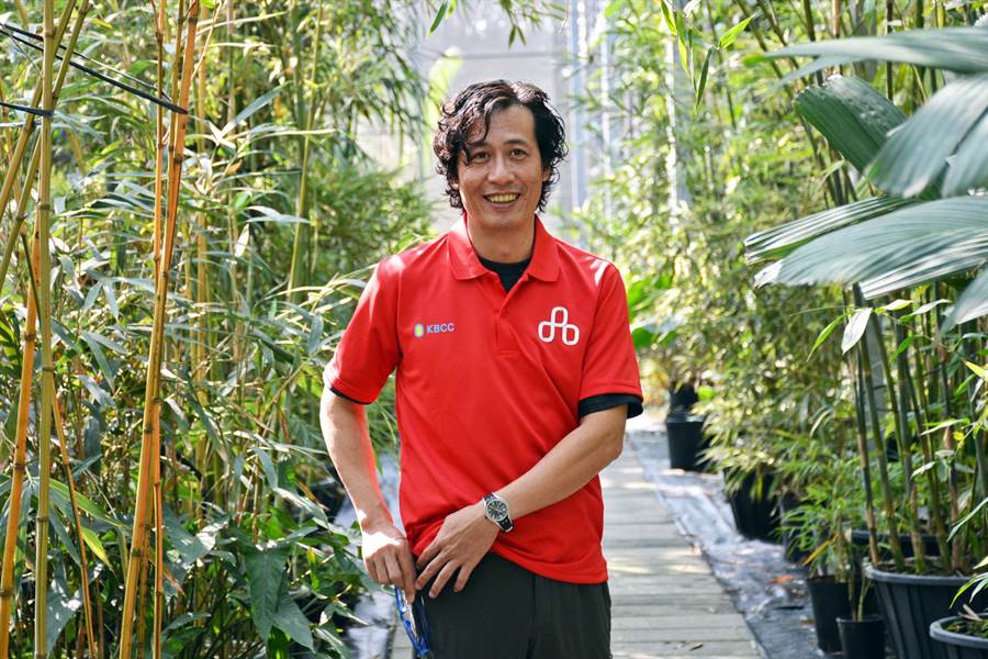植物獵人洪信介在辜嚴倬雲植物保種中心找到夢想中的工作。(林和生攝)