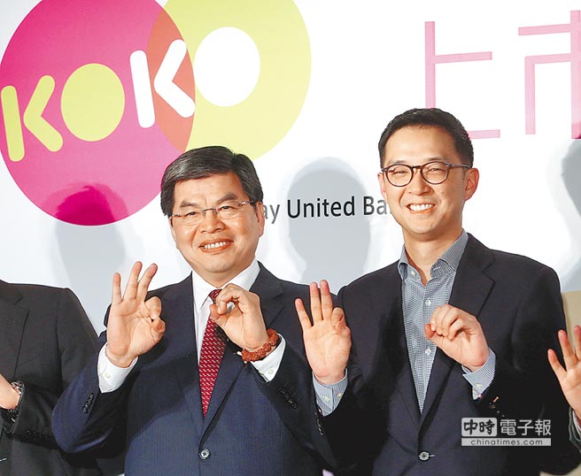 國泰世華銀副董座蔡宗翰（右）出任馬國7-11董事，引起金融圈討論。圖為蔡宗翰與國泰金總經理李長庚出席金控活動的畫面。圖／本報資料照片