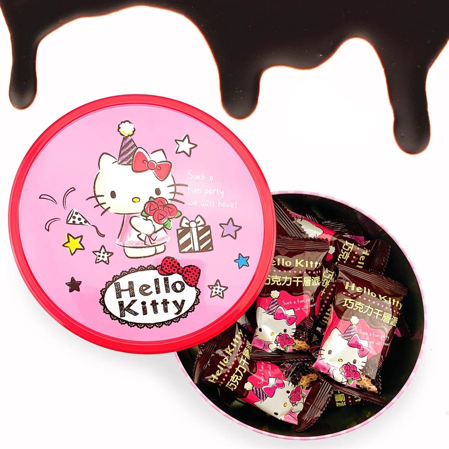 「HELLOKITTY巧克力千層派禮盒」粉色外盒十分吸睛，售價399元／份。（圖片提供／雅蒙蒂）