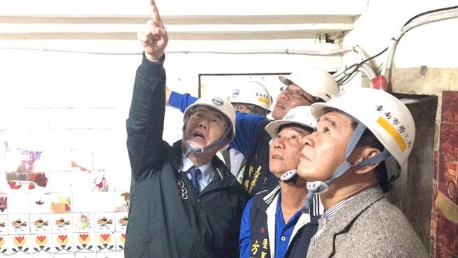 台南市長黃偉哲（左）指著天花板勘察吳家修繕工程。（程炳璋攝）