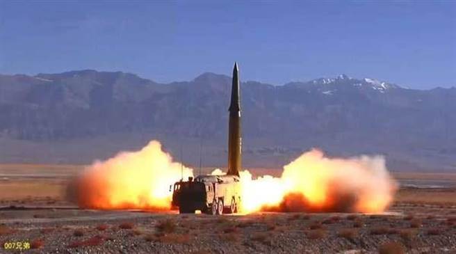 目前已进行多次测试的东风-17弹道导弹，据称已搭载高超音速滑翔弹头并测试成功，号称是首款实战化的高超音速武器。（图／新华社）