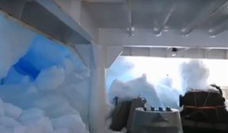 影》不敵濃霧 陸雪龍號南極撞冰山