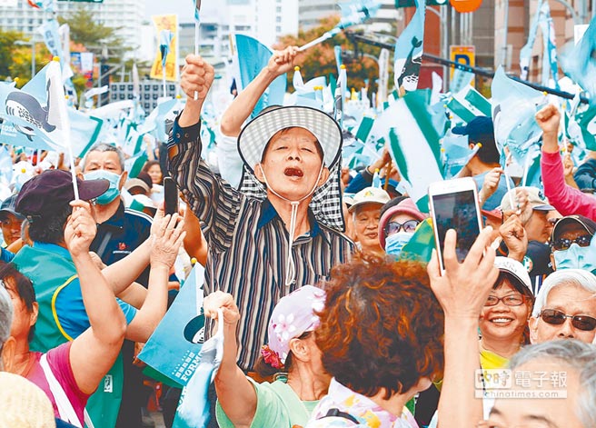2018年10月20日，喜樂島聯盟在民進黨中央黨部外舉行「1020全民公投反併吞」活動。（本報系資料照片）