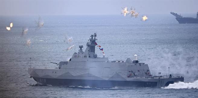 2017年在澎湖举行的汉光33号演习，实施三军联合反登陆作战实兵、实弹操演，图为海军沱江级巡逻舰发射多枚T-MASS干扰弹。（图／中时张铠乙摄）