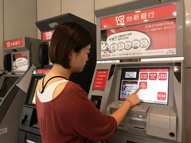 台新銀行與全家便利商店攜手合作，持續導入外幣ATM。（資料照片）