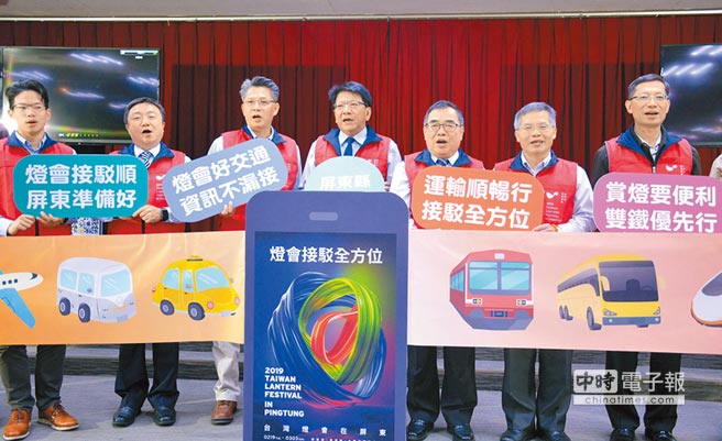 屏東縣政府在台灣燈會期間每日出動超過400輛接駁巴士待命，盼能協助遊客順利轉乘。（林和生攝）