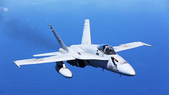 美国海军陆战队使用的F/A-18C/D大黄蜂战机是极为经典的多用途战机，将升级到最新式的ASEA雷达。（图／美国海军陆战队）