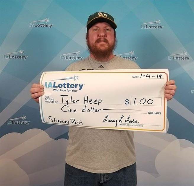 中奖1块钱也可以领大支票(图片取自/Tyler Heep脸书)