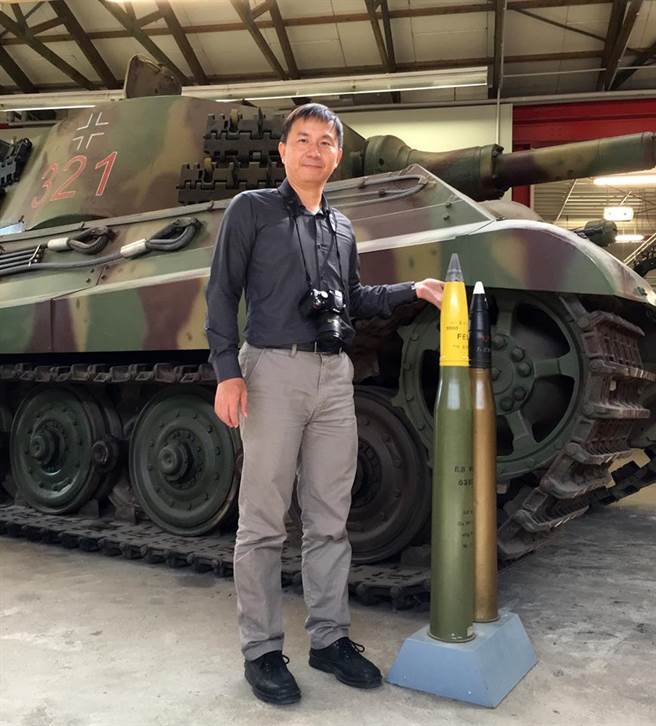 黄竣民教官在德国装甲博物馆，与着名的虎王战车及其炮弹的合照。(图/黄竣民脸书)