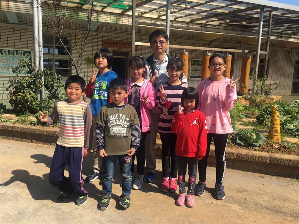 育仁國小老師黃煥勇28日帶著校內高關懷家庭的小朋友們，一起採摘蔬菜包水餃。（葉臻攝）