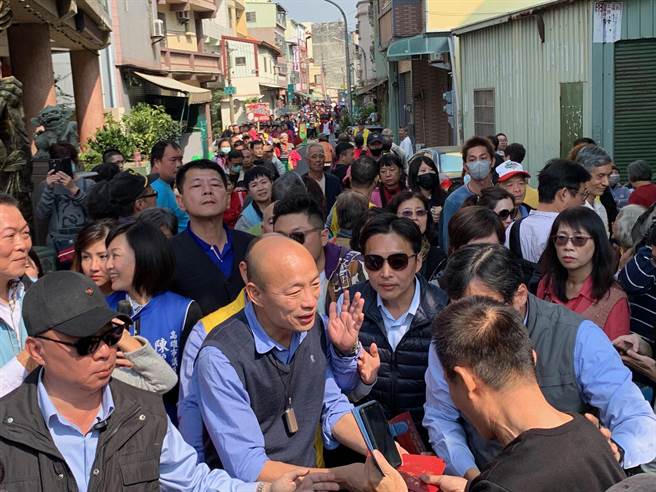 高雄市長韓國瑜今日連跑兩處發紅包，上千民眾排隊討喜氣。（柯宗緯攝）