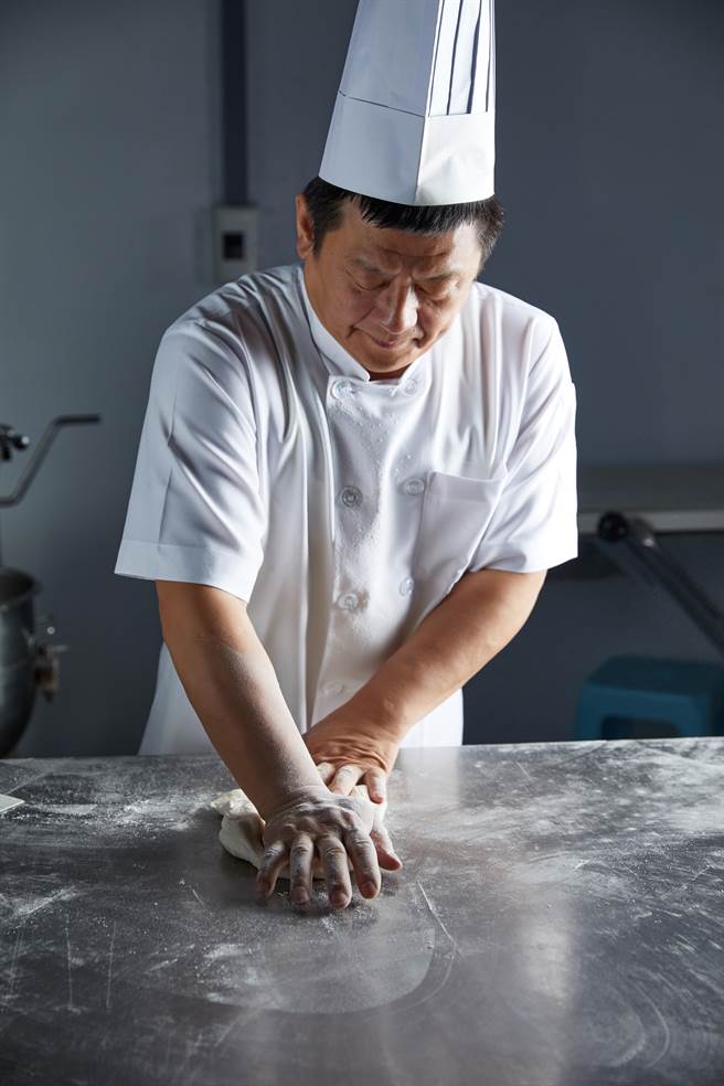 烘焙老師傅陳冠達曾是北漂一族，希望他製作的市長鳳梨酥，可以讓每個消費者都好運旺旺來，大家跟著高雄一起發大財。（柯宗緯翻攝）