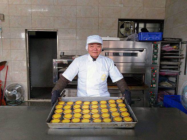 「凱連莊」由有50餘年經驗的郭俊宏老師傅和妻子共同經營，其手工原味蛋塔吃得到滑嫩蛋香。