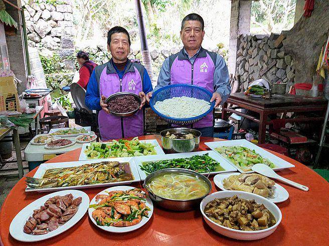 石門嵩山社區推出小旅行，提供道地農家菜讓遊客享用。