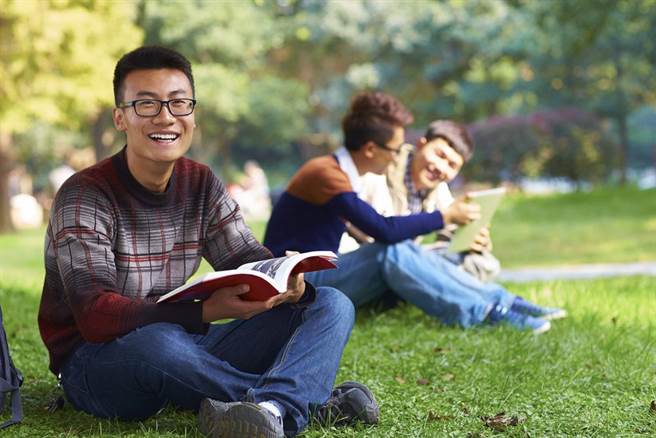 美國杜克大學醫學院助理教授尼莉上周寄發要求學生多說英文、否則影響日後實習機會的電子郵件後，引發學生撻伐是種族歧視，不過也有學生出面聲援，認為尼莉是最好的導師，更透露部分大陸學生不敢公開支持老師，怕被其他陸生冠上「背叛國家」標籤，圖為示意圖，並非當事學生。（示意圖／shutterstock）