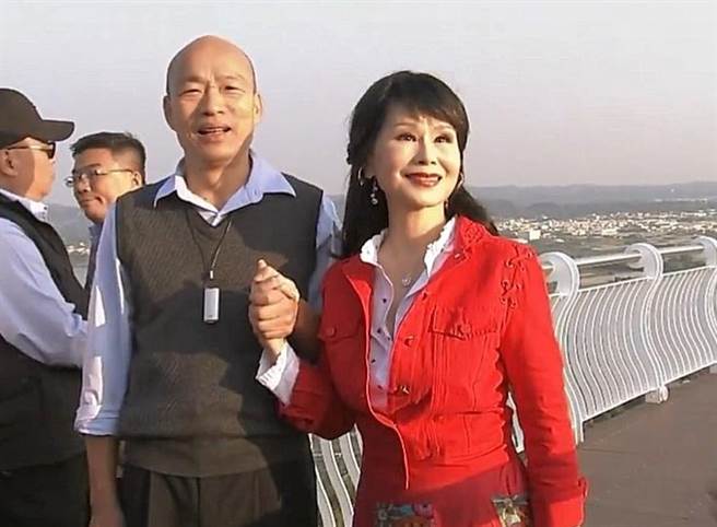 韩国瑜29日带着岗山之眼代言人张璃敏一起到现场视察，张璃敏勾手韩国瑜，2人还合唱「再看我一眼」这首歌。（图／中时电子脸书直播）