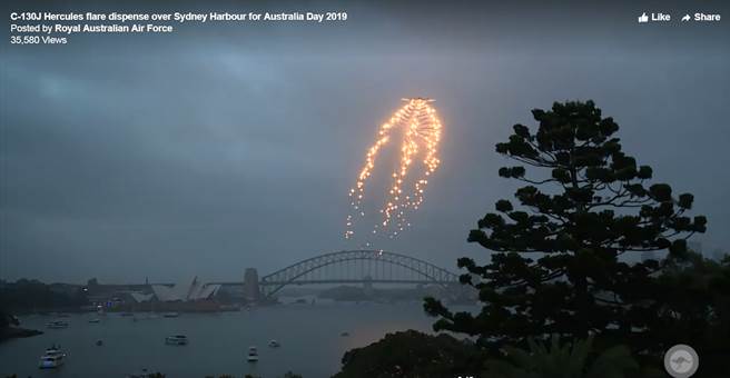 澳大利亚皇家空军C-130J运输机飞越雪梨歌剧院并施放诱导火焰弹当作烟火为剧院演出暖场。（图／澳大利亚皇家空军影片画面截图）