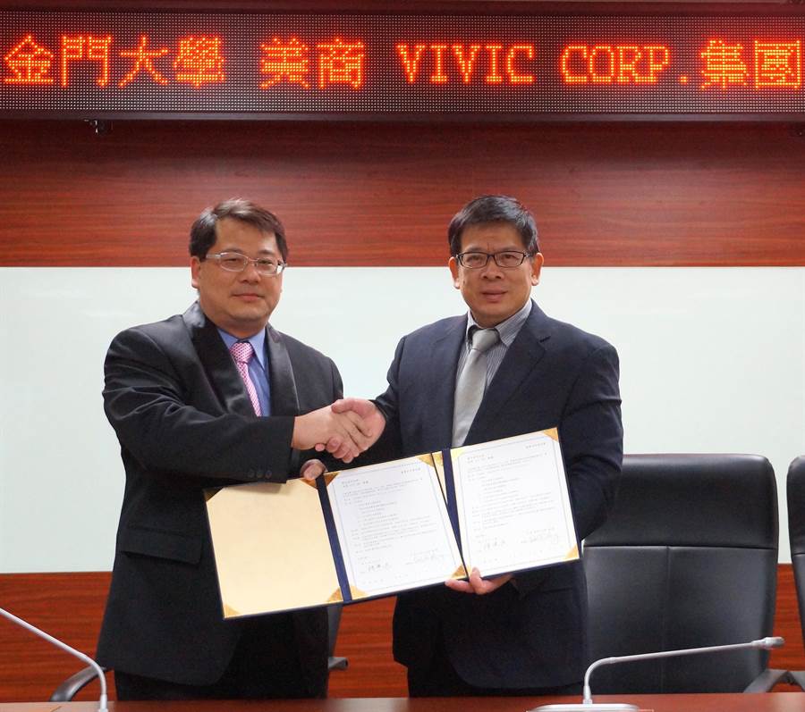 金大校長陳建民（右）與美商VIVIC集團董事長黃文啟（左）簽署產學合作意向書。（金大提供）