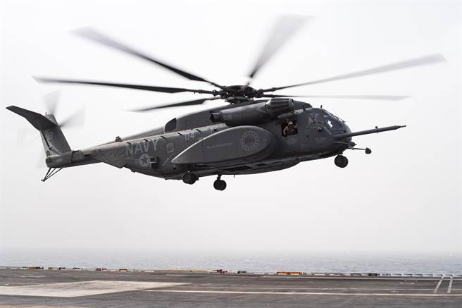 美国海军舰载MH-53E直升机进行扫雷任务演练。（图／美国海军）