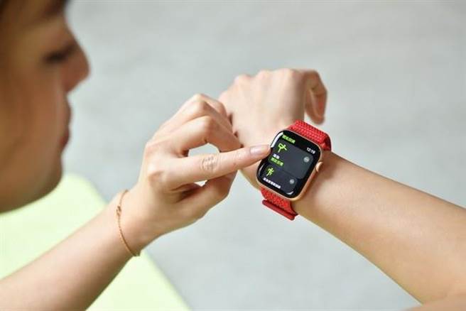 开启Apple Watch上的体能训练模式并选则瑜伽模式。(图／苹果提供)