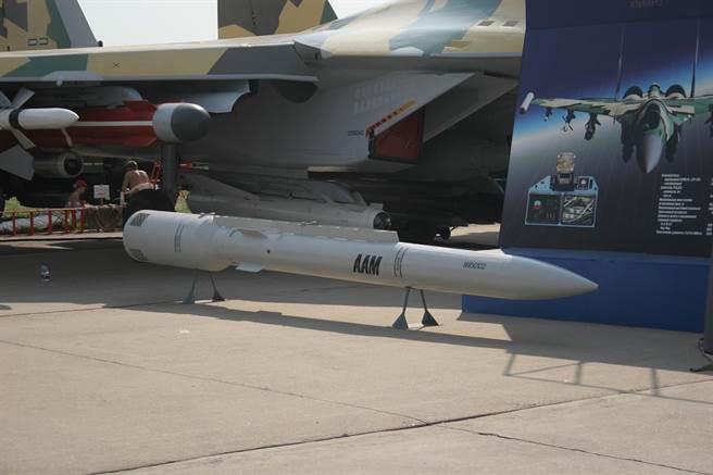 在国防展上的俄制ks-172长程空对空导弹。（图／网路）