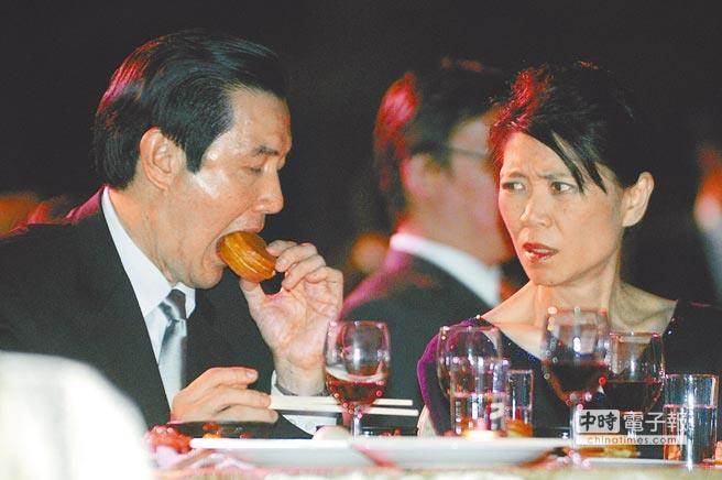 2008年时任总统马英九（左）与夫人周美青（右）参加国庆晚宴，拿起红豆饼大口咬下，周直盯着看。（本报系资料照片）