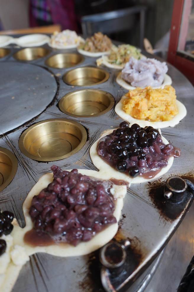 丰原伍师傅车轮饼标榜脆皮爆浆，馅料给得大方。（王文吉摄）