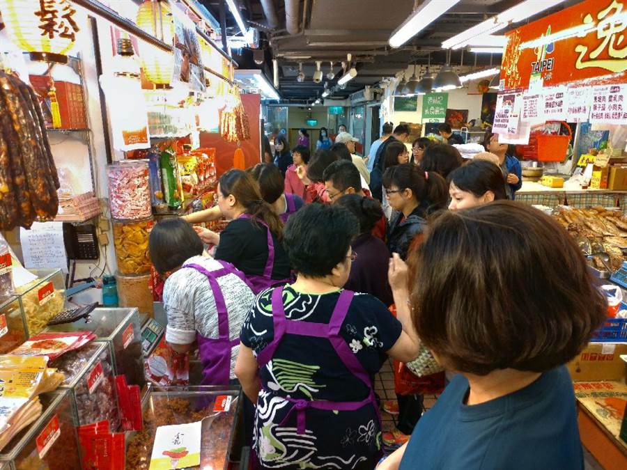 南門市場即將搬家，台北市民連日來掌控最後一次機遇，擠爆南門市場搶買年菜。（圖／民眾供給）