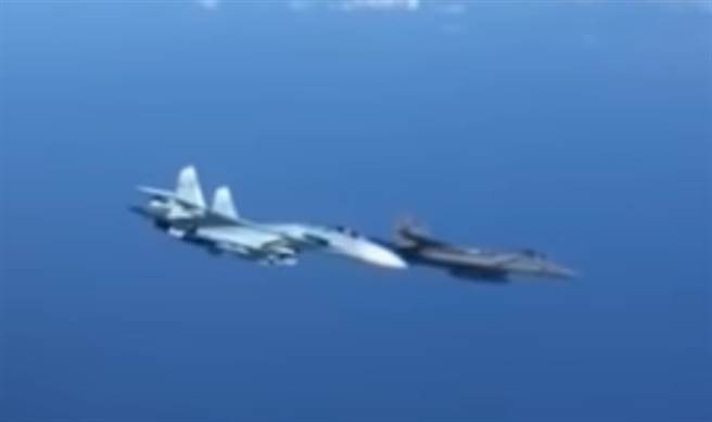 推特上出现的影片显示，俄罗斯苏-27近距离拦截美国空军F-15C战机，逼对方飞离。（推特截图）