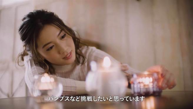 日本羽球正妹大堀彩拍攝時裝廣告，有種少女期待愛情的夢幻感。（網路截圖）