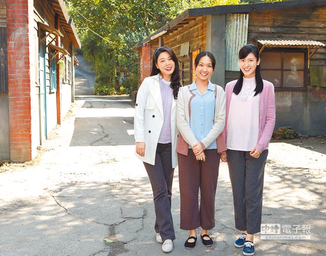 白家綺（左起）、林玟誼、陳怡嘉昨在猴硐拍新戲《苦力》。