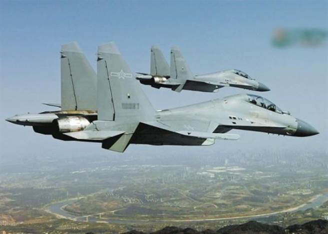 中共空军歼-16战机使用了低可视化的新涂料，能降低雷达特徵。（图／网路）