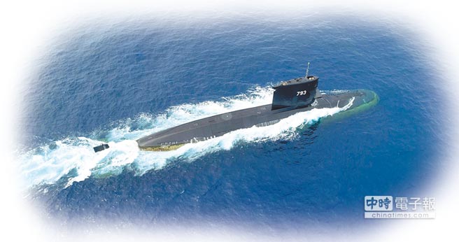 2018年4月13日，國防部進行「要港防衛與快速應變能力測考」，劍龍級海龍軍艦自蘇澳基地緊急出港後，於外海實施相關課目的聯合操演。（軍聞社）