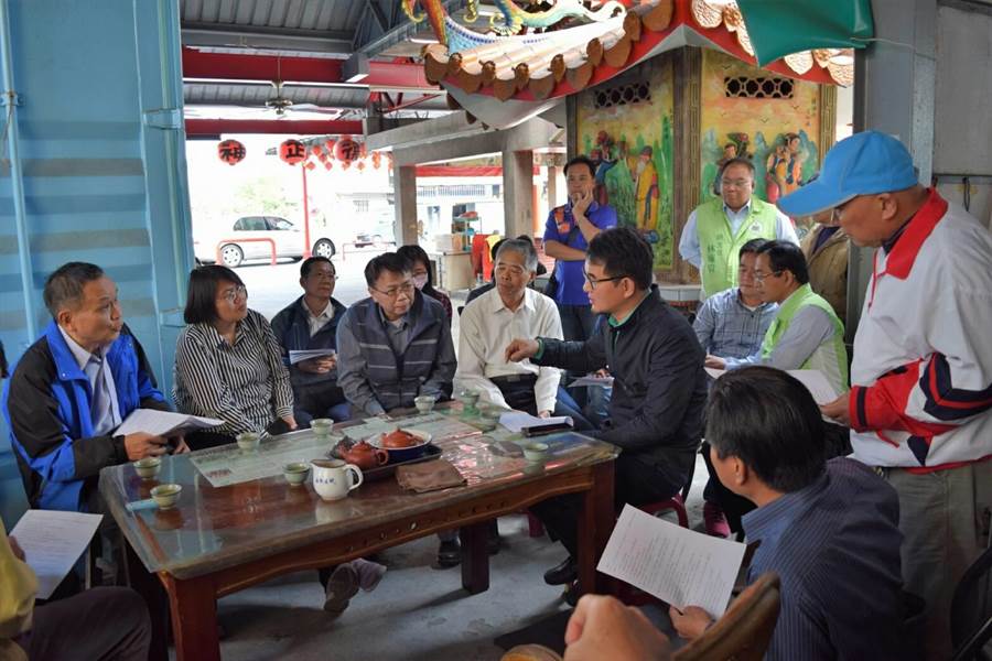 雲林縣林內鄉福德宮占用鐵路地，立委劉建國（黑衣舉手者）邀集相幹位和處所協調。（許素惠攝）